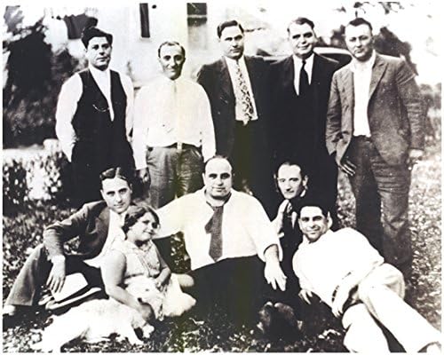 Al Capone sjedi na zemlji okružen porodičnom crno-bijelom fotografijom od 8 x 10 inča
