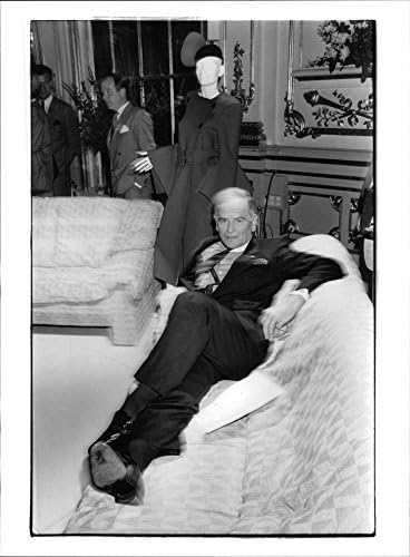Vintage fotografija Pjera Kardina kako se opušta na kauču.